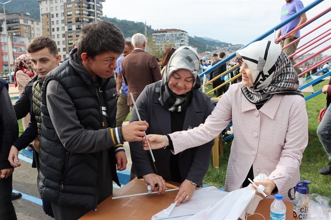 rizede-rize-belediyesi-ile-rize-engelsiz-yasam-dernegi-tarafindan-engelsiz-hayatim-ucurtma-senligi-duzenlendi-senlikte-ozel-cocuklar-doyasiya-eglendi-21.jpg