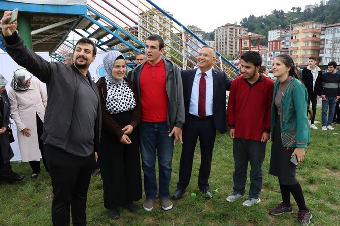 rizede-rize-belediyesi-ile-rize-engelsiz-yasam-dernegi-tarafindan-engelsiz-hayatim-ucurtma-senligi-duzenlendi-senlikte-ozel-cocuklar-doyasiya-eglendi-29.jpg