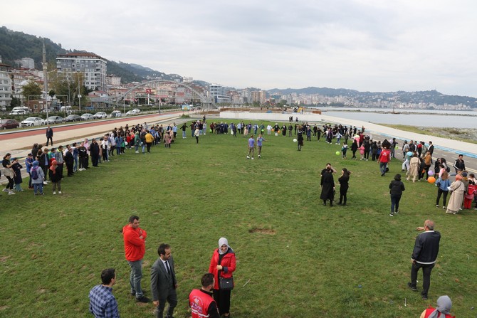 rizede-rize-belediyesi-ile-rize-engelsiz-yasam-dernegi-tarafindan-engelsiz-hayatim-ucurtma-senligi-duzenlendi-senlikte-ozel-cocuklar-doyasiya-eglendi-4.jpg