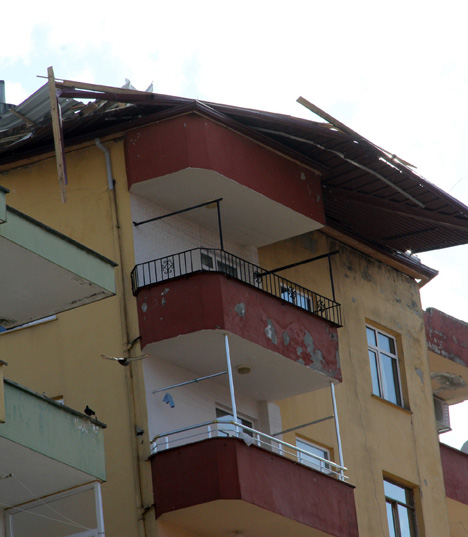 rizede-ruzgar-catilari-ucurdu-1.jpg rizede-ruzgar-catilari-ucurdu-1.jpg