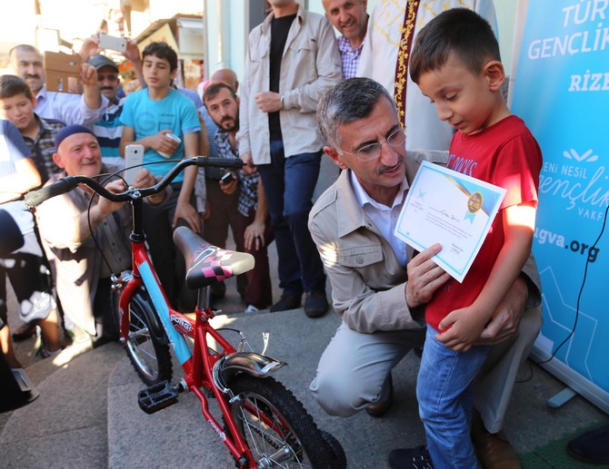 rizede-sabah-namazi-cocuklarina-hediye-bisiklet-(3).jpg