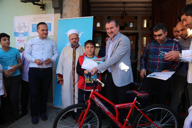 rizede-sabah-namazi-cocuklarina-hediye-bisiklet-(4).jpg