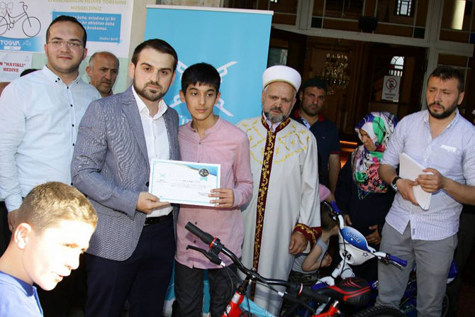 rizede-sabah-namazi-cocuklarina-hediye-bisiklet-1.jpg