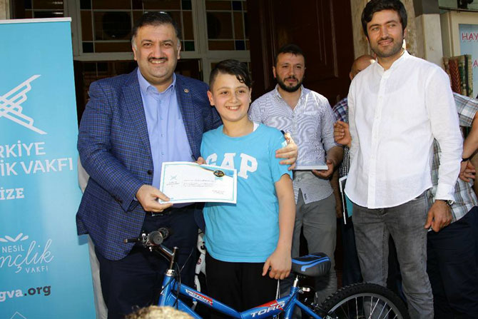 rizede-sabah-namazi-cocuklarina-hediye-bisiklet.jpg