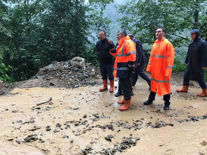 rizede-saganagin-yol-actigi-heyelanda-toprak-dolan-evdeki-kadin-oldu,-annesi-yaralandi.-vali-erdogan-bektas,-yol-acma-calismalarinin-devam-ettigi-bolgede-incelemelerde-bulundu-(1).jpg