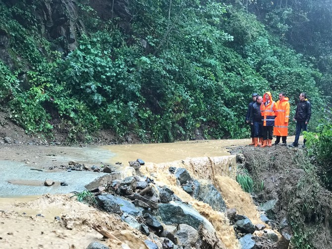 rizede-saganagin-yol-actigi-heyelanda-toprak-dolan-evdeki-kadin-oldu,-annesi-yaralandi.-vali-erdogan-bektas,-yol-acma-calismalarinin-devam-ettigi-bolgede-incelemelerde-bulundu-(3).jpg