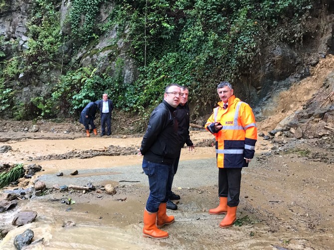 rizede-saganagin-yol-actigi-heyelanda-toprak-dolan-evdeki-kadin-oldu,-annesi-yaralandi.-vali-erdogan-bektas,-yol-acma-calismalarinin-devam-ettigi-bolgede-incelemelerde-bulundu-(4).jpg