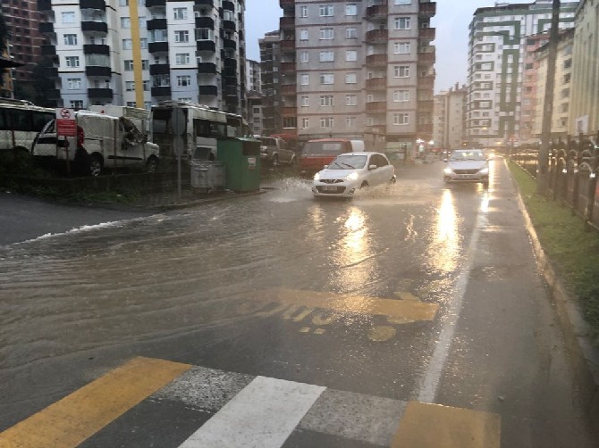 rizede-saganak-nedeniyle-bazi-is-yerlerini-su-basti-1.jpg