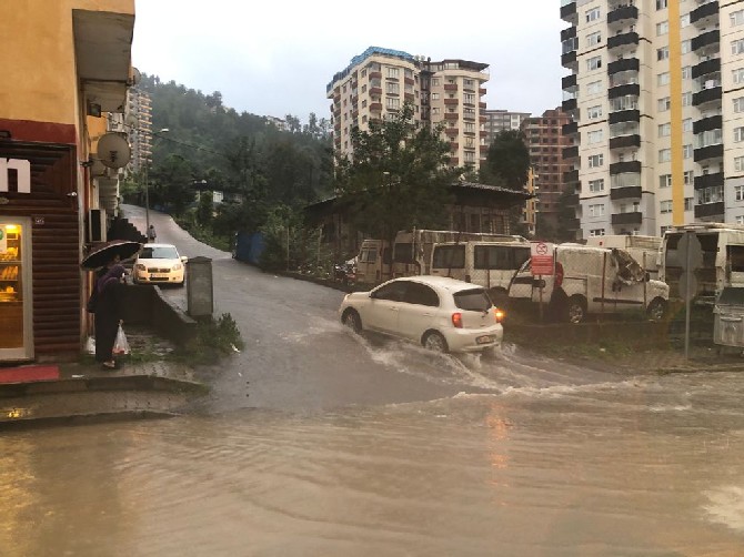 rizede-saganak-nedeniyle-bazi-is-yerlerini-su-basti-2.jpg