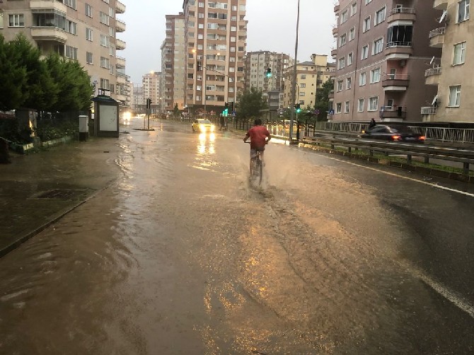 rizede-saganak-nedeniyle-bazi-is-yerlerini-su-basti-3.jpg