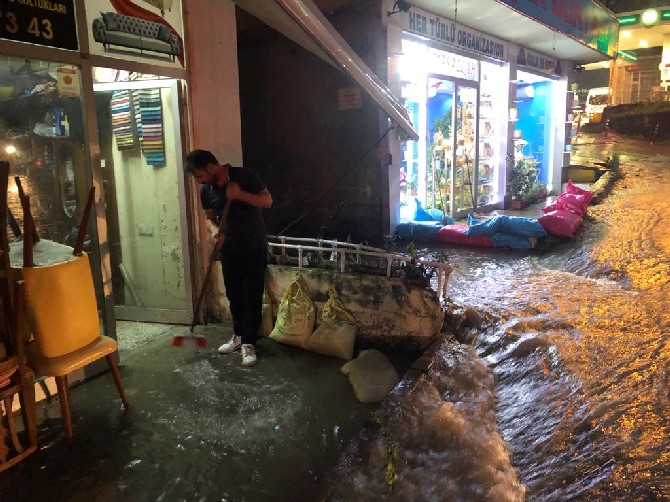 rizede-saganak-nedeniyle-bazi-is-yerlerini-su-basti-5.jpg