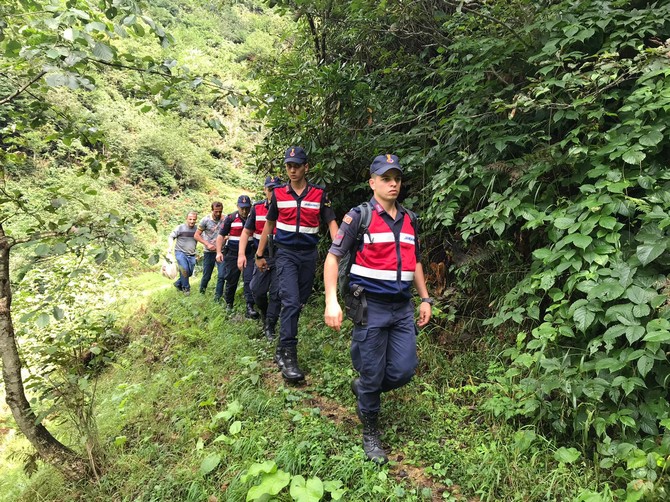rizede-saganak-nedeniyle-mahsur-kaldiklari-yaylada-kaybolan-6-kisinin-bulunmasi-icin-baslatilan-calismalar-ikinci-gunde-devam-ediyor-(1).jpg