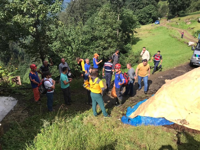 rizede-saganak-nedeniyle-mahsur-kaldiklari-yaylada-kaybolan-6-kisinin-bulunmasi-icin-baslatilan-calismalar-ikinci-gunde-devam-ediyor-(10).jpg