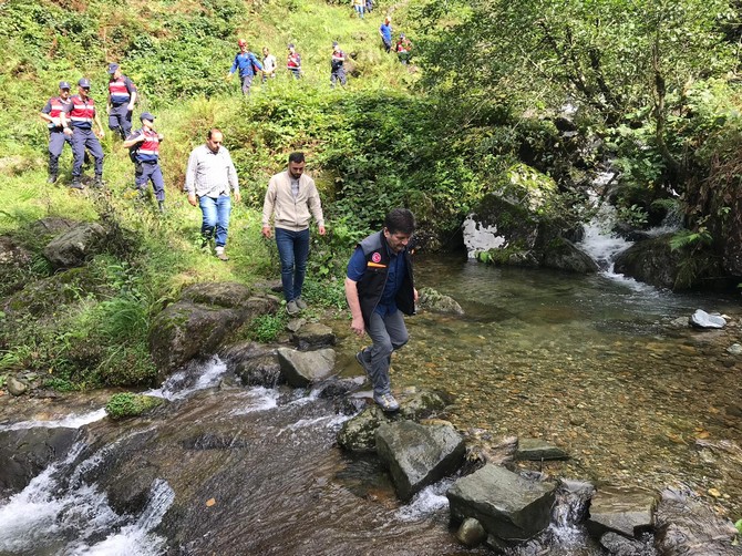 rizede-saganak-nedeniyle-mahsur-kaldiklari-yaylada-kaybolan-6-kisinin-bulunmasi-icin-baslatilan-calismalar-ikinci-gunde-devam-ediyor-(3).jpg