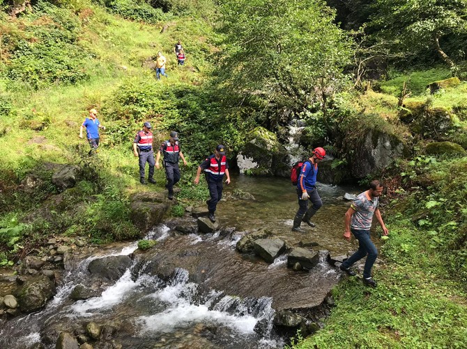 rizede-saganak-nedeniyle-mahsur-kaldiklari-yaylada-kaybolan-6-kisinin-bulunmasi-icin-baslatilan-calismalar-ikinci-gunde-devam-ediyor-(6).jpg
