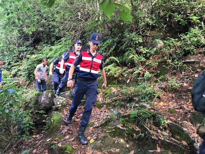 rizede-saganak-nedeniyle-mahsur-kaldiklari-yaylada-kaybolan-6-kisinin-bulunmasi-icin-baslatilan-calismalar-ikinci-gunde-devam-ediyor-(7).jpg