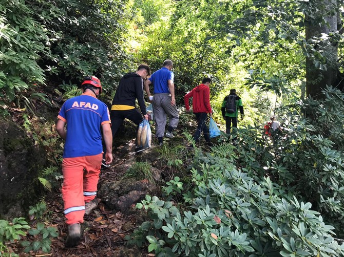rizede-saganak-nedeniyle-mahsur-kaldiklari-yaylada-kaybolan-6-kisinin-bulunmasi-icin-baslatilan-calismalar-ikinci-gunde-devam-ediyor-(8).jpg