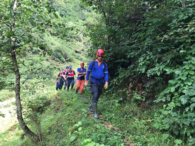 rizede-saganak-nedeniyle-mahsur-kaldiklari-yaylada-kaybolan-6-kisinin-bulunmasi-icin-baslatilan-calismalar-ikinci-gunde-devam-ediyor-(9).jpg