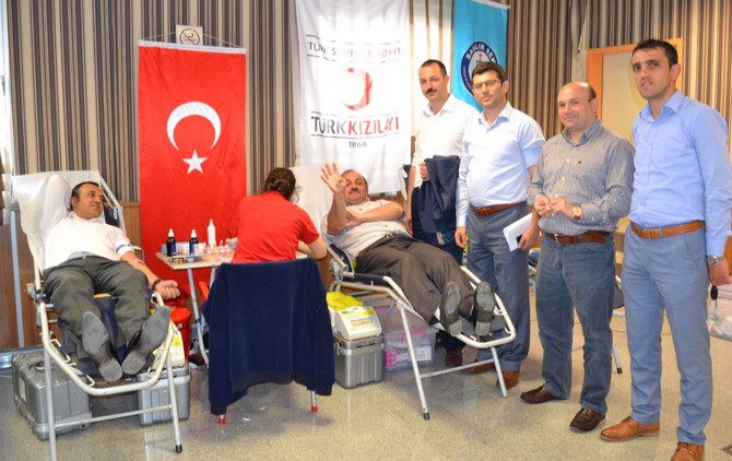 rizede-saglik-personelinden-kizilaya-kan-bagisi-(3).jpg