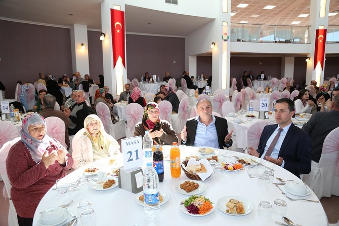rizede-sehit-aileleri-ve-gaziler-onuruna-yemek-verildi-(6).jpg