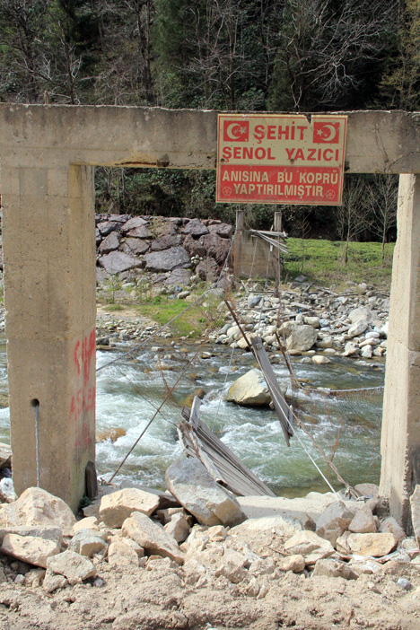 rizede-sehit-anisina-yapilan-kopruyu-tahrip-ettiler1.jpg