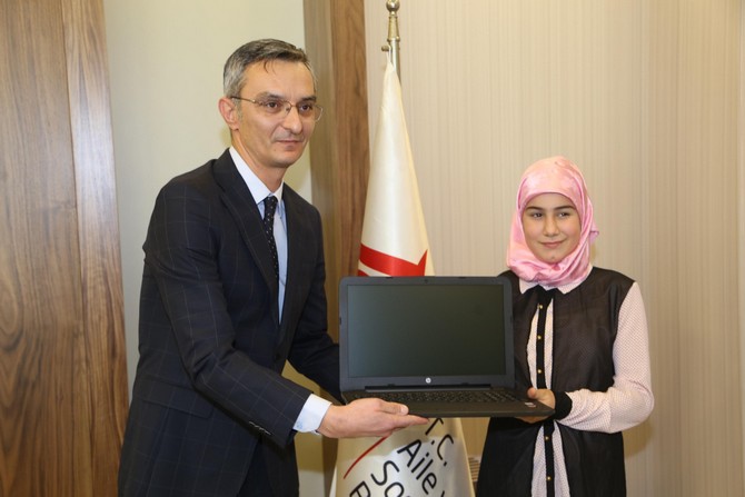 rizede-sehit-cocuklarina-bilgisayar-hediye-edildi-(1).jpg