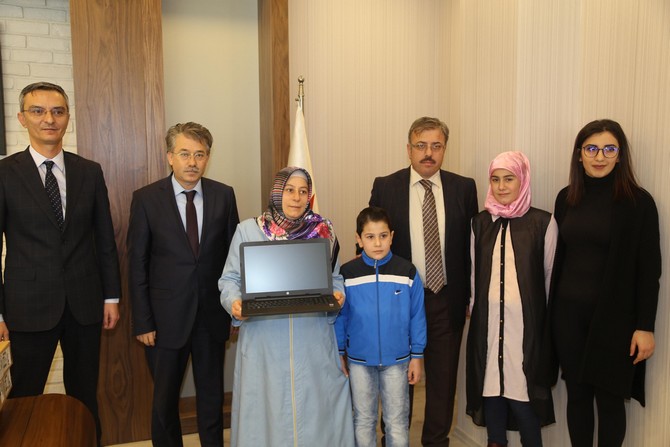 rizede-sehit-cocuklarina-bilgisayar-hediye-edildi-(3).jpg