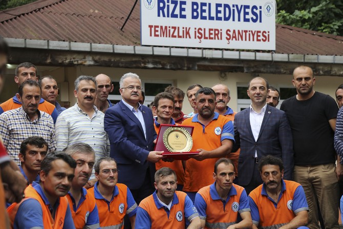 rizede-sehit-mezarlarini-temizleyen-rize-belediyesi-temizlik-iscisi-yasin-ismailoglu’na-rize-belediye-baskani-prof.-dr.-resat-kasaptan-tesekkur-(3).jpg
