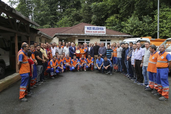 rizede-sehit-mezarlarini-temizleyen-rize-belediyesi-temizlik-iscisi-yasin-ismailoglu’na-rize-belediye-baskani-prof.-dr.-resat-kasaptan-tesekkur-(4).jpg