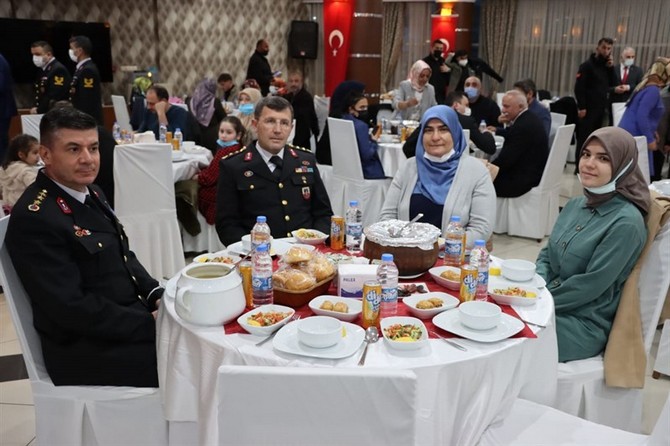 rizede-sehit-yakinlari-ve-gaziler-onuruna-iftar-yemegi-4.jpg