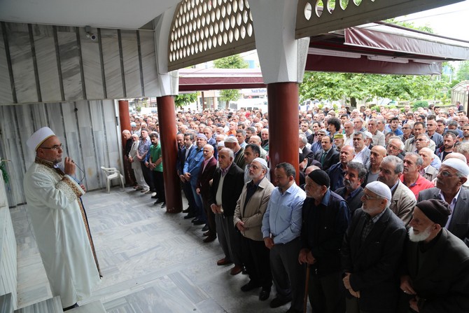 rizede-sehitler-icin-giyabi-cenaze-namazi-(1).jpg