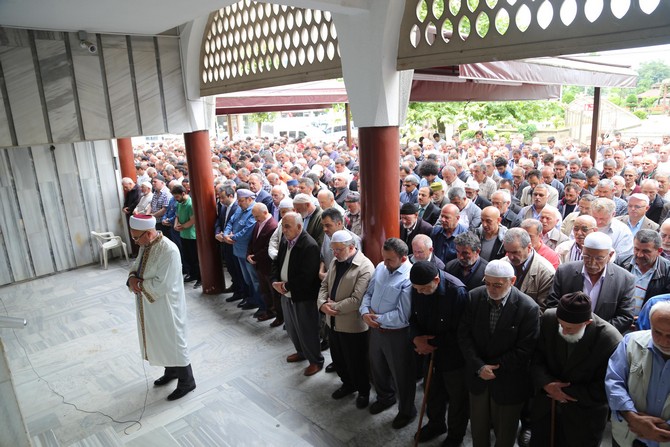 rizede-sehitler-icin-giyabi-cenaze-namazi-(2).jpg
