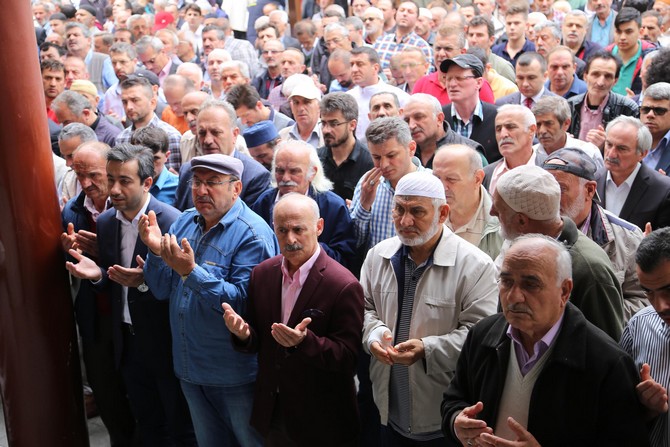 rizede-sehitler-icin-giyabi-cenaze-namazi-(3).jpg