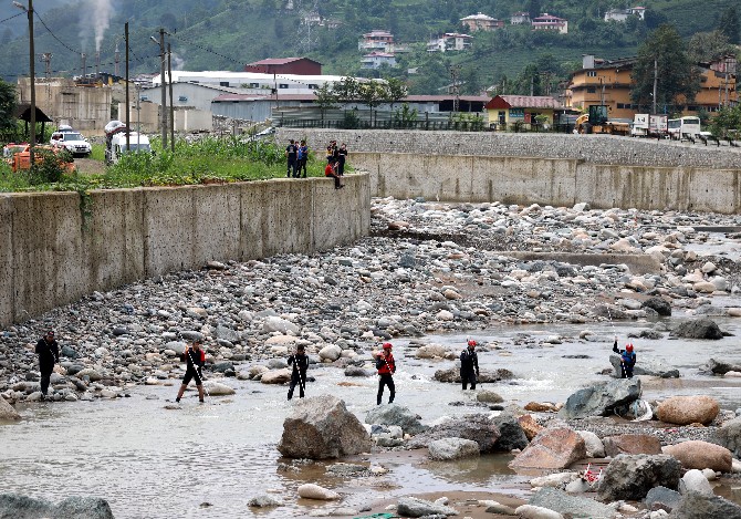 rizede-sel-ve-heyelanda-kaybolan-2-kisiyi-arama-calismalari-devam-ediyor-2.jpg