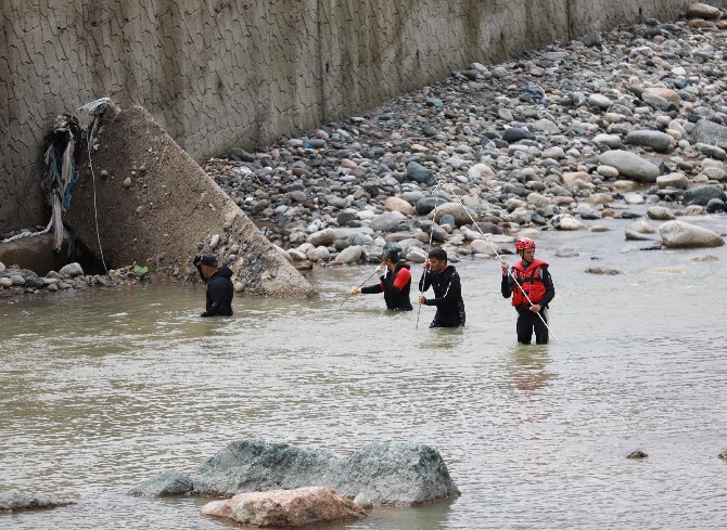 rizede-sel-ve-heyelanda-kaybolan-2-kisiyi-arama-calismalari-devam-ediyor-3.jpg