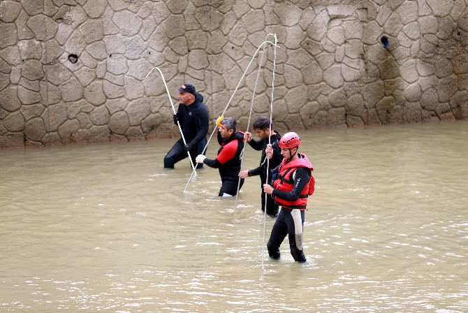 rizede-sel-ve-heyelanda-kaybolan-2-kisiyi-arama-calismalari-devam-ediyor-5.jpg
