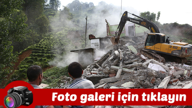 rizede-sel-ve-heyelanlarin-ardindan-hasar-goren-ve-risk-tasiyan-binalarin-yikimina-baslandi.jpg