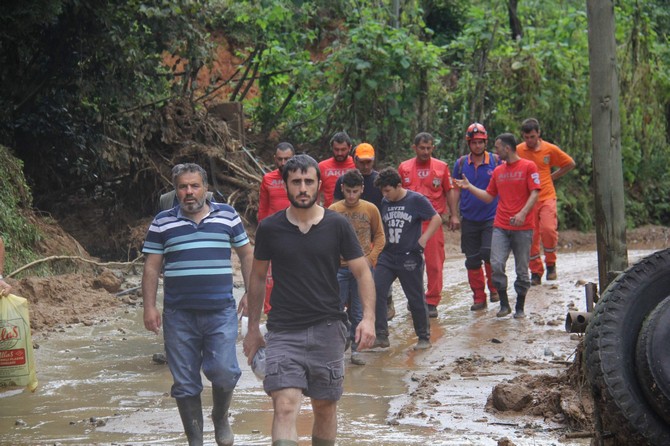 rizede-selde-kaybolan-efecan-isiklari-arama-calismalari-suruyor-(2).jpg