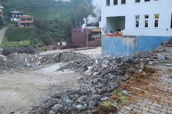 rizede-selden-zarar-goren-buyukkoy-beldesinde-belediye-binasinin-yikimina-baslandi-2.jpg