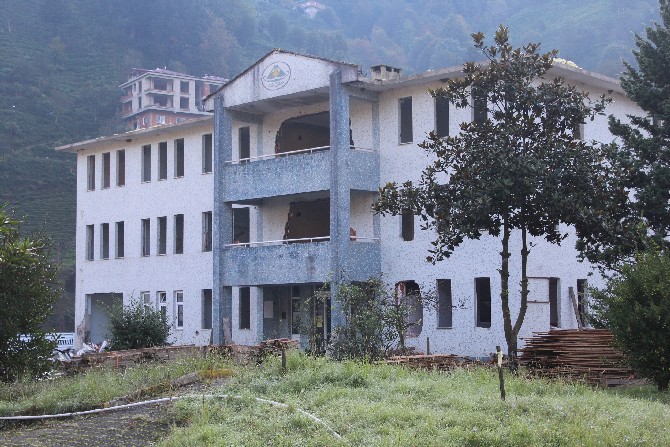 rizede-selden-zarar-goren-buyukkoy-beldesinde-belediye-binasinin-yikimina-baslandi-4.jpg