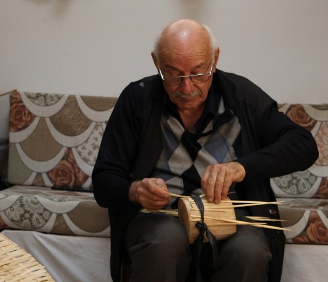 rizede-sepetcilik-meslegi-gunden-gune-unutulmaya-devam-ederken-meslegin-eski-ustalari-halk-egitim-merkezlerinde-kurs-vererek-sanatlarini-yasatmaya-calisiyor-3.jpg