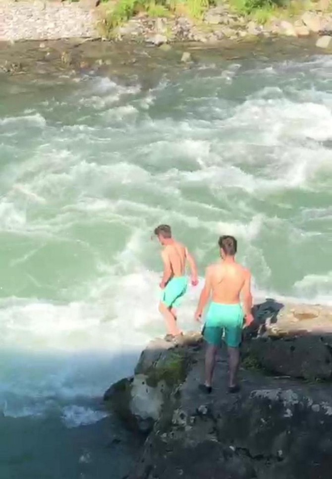 rizede-serinlemek-icin-dereye-girerek-hayatini-kaybeden-gencin-son-goruntuleri-ortaya-cikti-3.jpg