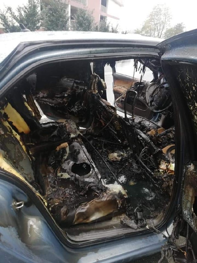 rizede-seyir-halindeki-arac-alev-alev-yandi-(4).jpg
