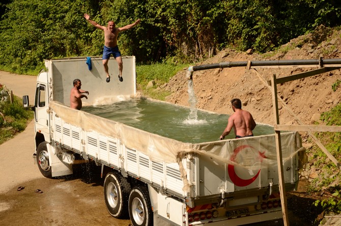 rizede-sicak-hava-ve-nemden-bunalan-5-arkadas,-cayeli-ilcesine-bagli-buyukkoy-beldesinde-kamyon-kasasini-suyla-doldurup-havuza-cevirerek-serinlemeye-calisiyor-(1).jpg