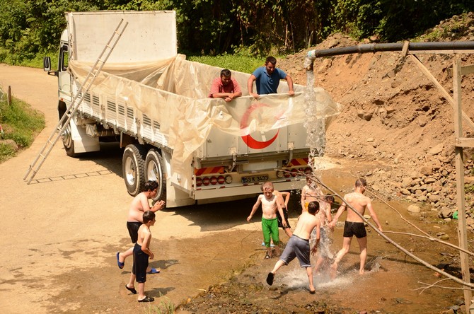 rizede-sicak-hava-ve-nemden-bunalan-5-arkadas,-cayeli-ilcesine-bagli-buyukkoy-beldesinde-kamyon-kasasini-suyla-doldurup-havuza-cevirerek-serinlemeye-calisiyor-(2).jpg