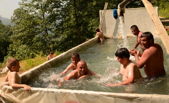 rizede-sicak-hava-ve-nemden-bunalan-5-arkadas,-cayeli-ilcesine-bagli-buyukkoy-beldesinde-kamyon-kasasini-suyla-doldurup-havuza-cevirerek-serinlemeye-calisiyor-(3).jpg