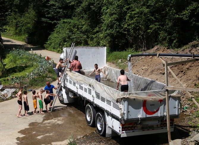 rizede-sicak-hava-ve-nemden-bunalan-5-arkadas,-cayeli-ilcesine-bagli-buyukkoy-beldesinde-kamyon-kasasini-suyla-doldurup-havuza-cevirerek-serinlemeye-calisiyor-(4).jpg