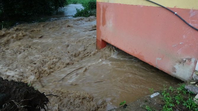 rizede-siddetli-yagis-dereleri-tasirdi-heyelanlar-meydana-geldi-2.jpg