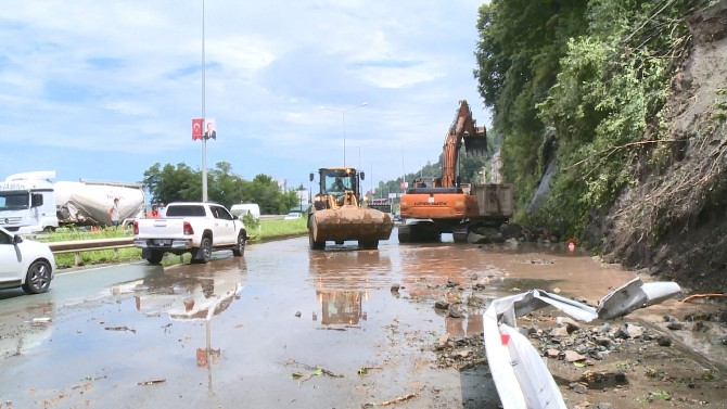 rizede-siddetli-yagis-nedeniyle-meydana-gelen-kaya-dusmesi-sonucu,-karadeniz-sahil-yolunda-heyelan-yasandi-(1).jpg