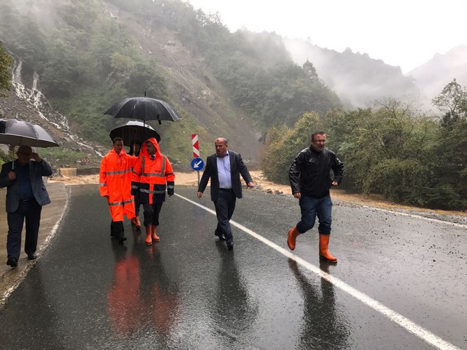 rizede-siddetli-yagis-rizenin-camlihemsin-ve-hemsin-ilcelerinde-siddetli-yagis-dolayisiyla-bazi-yollarda-toprak-kaymasi-meydana-geldi.-vali-erdogan-bektas,-olay-yerinde-incelemelerde-bulundu-(1).jpg